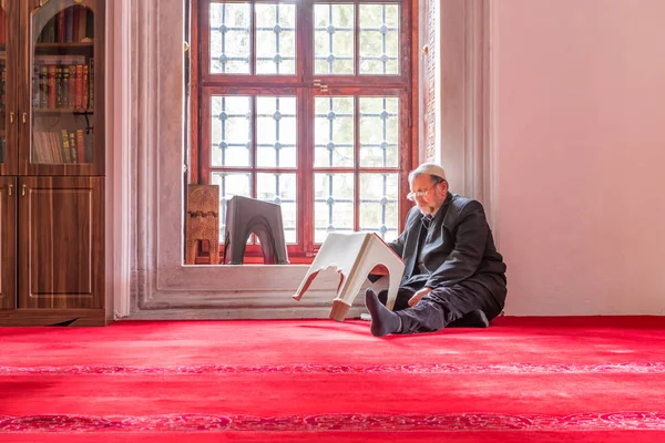 Vnitřní pohled Valide-i Cedid mešita v Istanbulu — Stock fotografie
