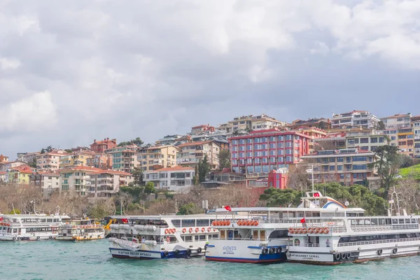 Muchas Casas Antiguas Situadas Cerca Bahía Uskudar Frente Bósforo Estambul — Foto de Stock