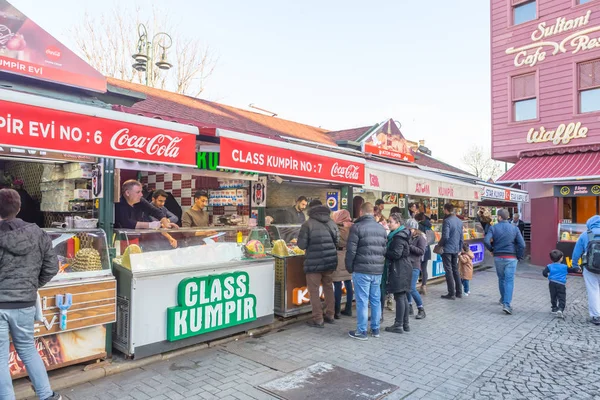 Gente Compra Waffle Las Tiendas Gofres Ortakoy Estambul Turquía Enero — Foto de Stock