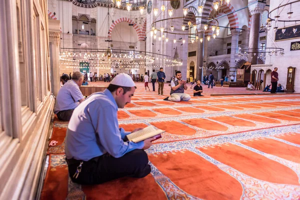 Neidentifikovaný Turecké Muslimských Mužů Čtení Koránu Sulejmanova Mešita Zdobené Islámské — Stock fotografie