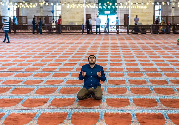 Hombres Musulmanes Turcos Identificados Rezando Mezquita Suleymaniye Decorados Con Elementos — Foto de Stock