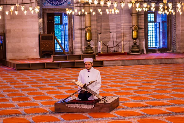 Türk imam Kur'an'Süleymaniye Camii, Osmanlı Mimar Sinan.Istanbul,Turkey.04 tarafından Haziran 2017 tasarlanmış ve İslami öğelerle Süslenmiş okuma