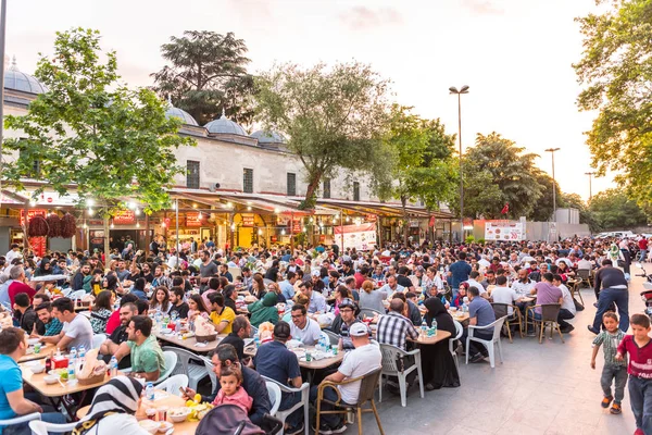 Istanbul Turkey June 2017 People Eating Iftar Evening Meal Dinner — Stock Photo, Image