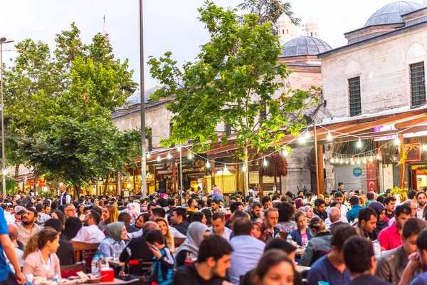 Κωνσταντινούπολη Τουρκία Ιουνίου 2017 Άνθρωποι Τρώνε Iftar Βραδινό Γεύμα Δείπνο — Φωτογραφία Αρχείου