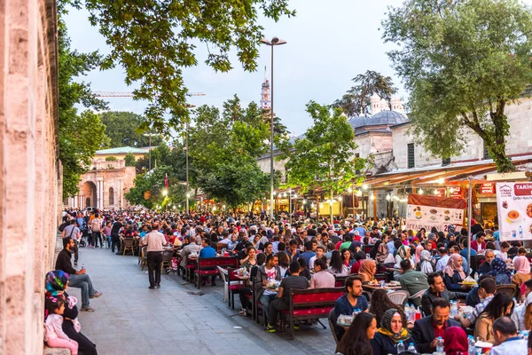 Κωνσταντινούπολη Τουρκία Ιουνίου 2017 Άνθρωποι Τρώνε Iftar Βραδινό Γεύμα Δείπνο — Φωτογραφία Αρχείου