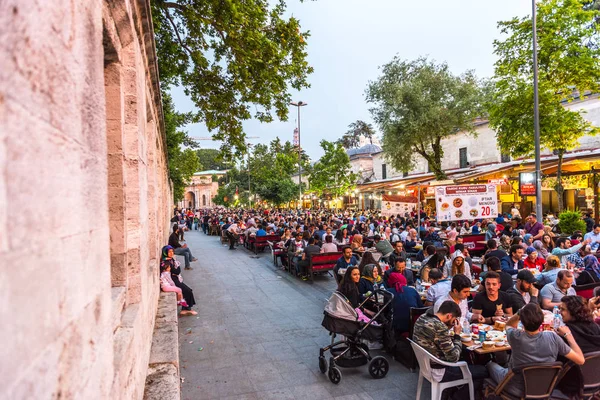 Istanbul Türkiye Haziran 2017 Nsanlar Ramazan Boyunca Iftar Akşam Yemeği — Stok fotoğraf