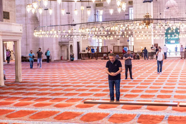 Hombres Musulmanes Turcos Identificados Rezando Mezquita Suleymaniye Decorados Con Elementos — Foto de Stock