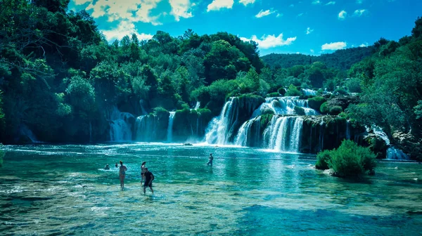 Turisták Úszni Vízesés Skradinski Buk Krka Nemzeti Parkban Horvát Nemzeti — Stock Fotó
