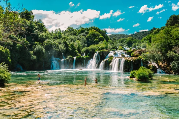 Turisták Úszni Vízesés Skradinski Buk Krka Nemzeti Parkban Horvát Nemzeti — Stock Fotó