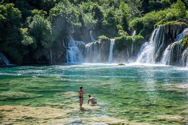 Turisták Úszni Vízesés Skradinski Buk Krka Nemzeti Parkban Horvát Nemzeti — Stock Fotó