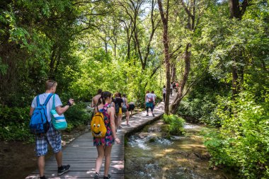 Kimliği belirsiz insanlar yürümek ve Milli Park Krka keşfetmek, Sibenik, Hırvatistan, Hırvat Milli Parklar biri 27 Mayıs 2017