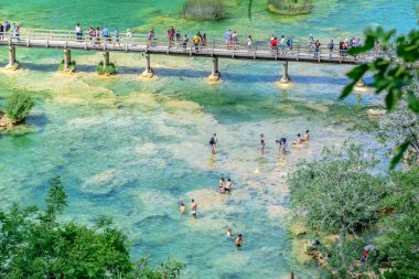 27 Mayıs 2017 şelalenin Skradinski Buk Krka Milli Parkı'nda, Sibenik, Hırvatistan, Hırvat milli parkları Köprüsü üzerinde turist yürümek