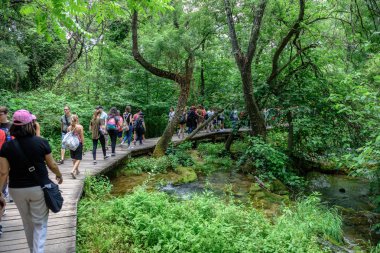 Kimliği belirsiz insanlar yürümek ve Milli Park Krka keşfetmek, Sibenik, Hırvatistan, Hırvat Milli Parklar biri 27 Mayıs 2017