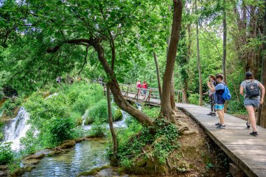 Kimliği belirsiz insanlar yürümek ve Milli Park Krka keşfetmek, Sibenik, Hırvatistan, Hırvat Milli Parklar biri 27 Mayıs 2017