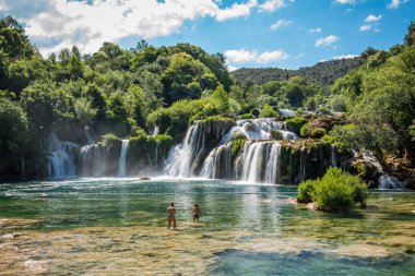 Turistler 27 Mayıs 2017 şelalenin Skradinski Buk Krka Milli Parkı'nda, Sibenik, Hırvatistan, Hırvat milli parkları, yüzmek