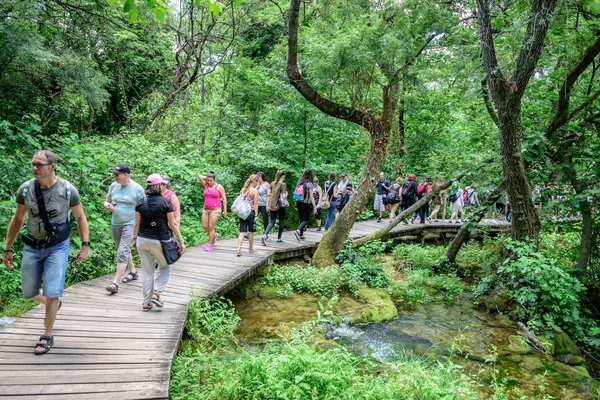 Niet Geïdentificeerde Mensen Lopen Verken Krka National Park Een Van — Stockfoto