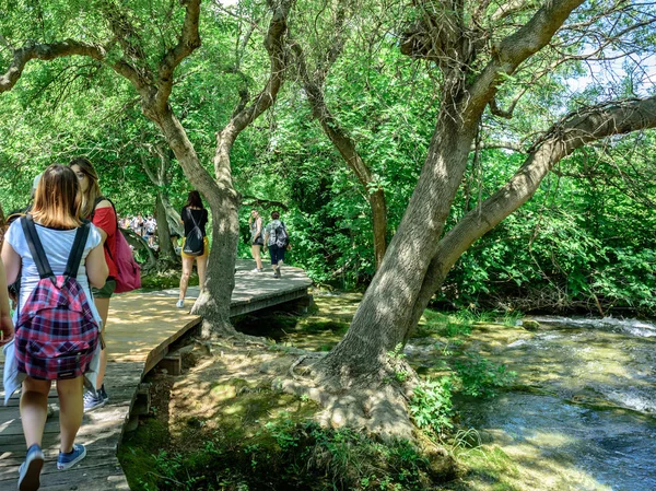 Niet Geïdentificeerde Mensen Lopen Verken Krka National Park Een Van — Stockfoto