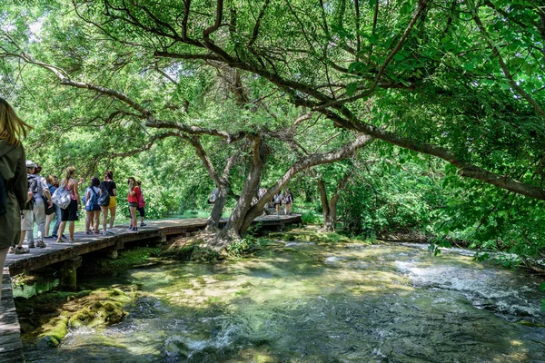 Niet Geïdentificeerde Mensen Lopen Verken Krka National Park Een Van — Stockfoto