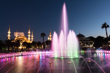 Sultanahmet Camii manzaralı Çeşme ön planda, Sultanahmet Park.Istanbul,Turkey-Haziran 11,2017