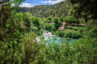 Şelalenin Skradinski Buk Krka Milli Parkı'nda, Sibenik, Hırvatistan'daki Hırvat milli parkları havadan görünümü.