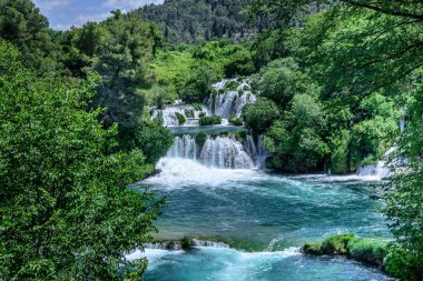 Panoramik şelale Krka Milli Parkı'nda, Hırvat milli parkları Sibenik, Hırvatistan.