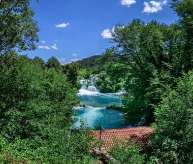 Panoramik şelale Krka Milli Parkı'nda, Hırvat milli parkları Sibenik, Hırvatistan.