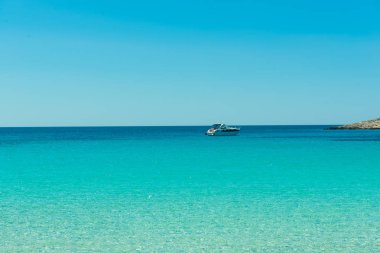 Küçük bir koyda Milli Park Kornati bir tek yat. Hırvatistan.