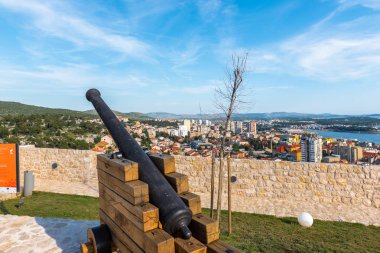 Dış panoramik eski Barone kale ve eski tarihi top Sibenik, Hırvatistan mavi gökyüzü arka plan ile ön plan üzerinde.