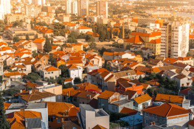 Barone kale Sibenik, Hırvatistan'daki mavi gökyüzü ile kasabadan Sibenik görünümünü.