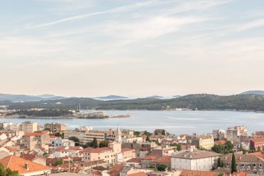 Barone kale Sibenik, Hırvatistan'daki mavi gökyüzü ile kasabadan Sibenik görünümünü.