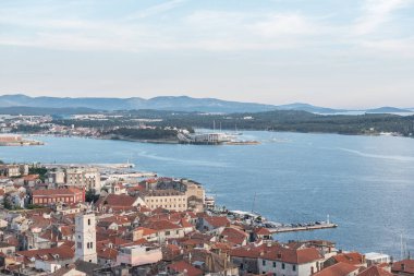 Hava en iyi gün görünümü Sibenik şehir ve onun eski evleri Sibenik, Hırvatistan.