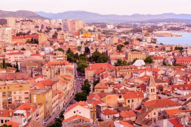 Hava en iyi gün görünümü Sibenik şehir ve onun eski evleri Sibenik, Hırvatistan.