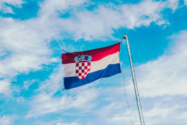 Hırvatistan rüzgarda sallayarak bayrak — Stok fotoğraf
