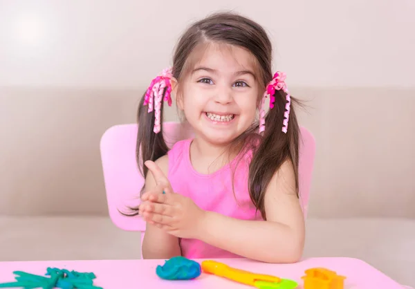 Портрет Милої Дівчини Грає Іграшками Гри Тісто Біля Столу Вибірковий — стокове фото