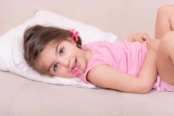 Портрет Милої Дівчини Лежить Ліжку — стокове фото