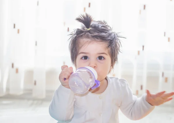 Porträtt Bedårande Söt Liten Baby Flicka Småbarn Holding Och Dricksvatten — Stockfoto