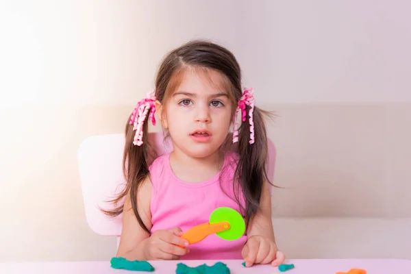 Портрет Милої Дівчини Грає Іграшками Гри Тісто Біля Столу Вибірковий — стокове фото