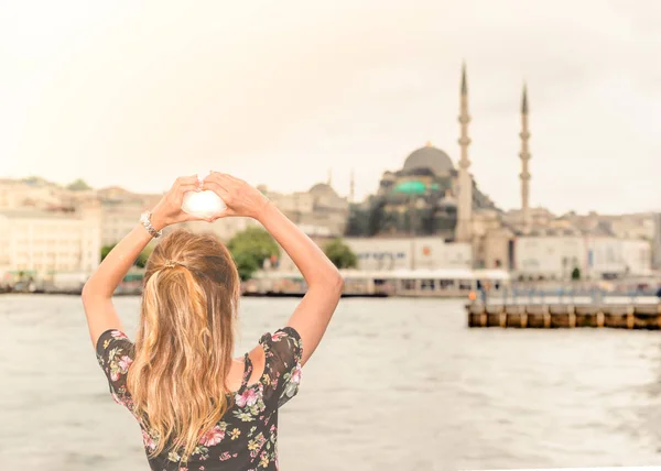 Beautiful Woman Traveler Makes Heart Shape Hands View New Mosque — стоковое фото