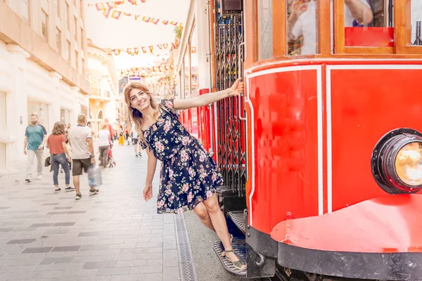Bella Donna Abito Nero Appende Tram Istiklal Nostalgico Istiklal Istanbul — Foto Stock