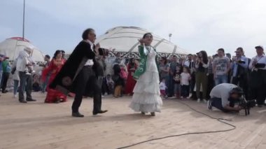 Istanbul, Türkiye - 13 Mayıs 2017: onların etnik giysiler ile geleneksel folklor bir gösteride oynayan kimliği belirsiz insanlar. Türkiye'de popüler.