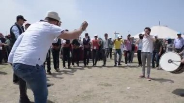 Istanbul, Türkiye - 13 Mayıs 2017: Tanımlanamayan raditional folklor onların etnik kıyafetleri ile bir şovda dans. Türkiye'de popüler.