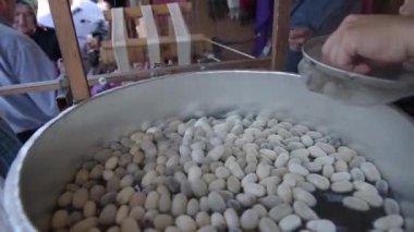 Istanbul, Türkiye - 13 Mayıs 2017: ham ipek elyaf Koza Istanbul, Türkiye'deki atölyesinde ayıklarken Tanımlanamayan kişi.