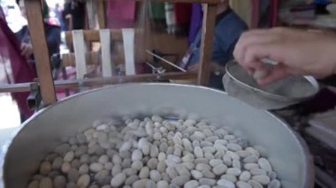 Istanbul, Türkiye - 13 Mayıs 2017: ham ipek elyaf Koza Istanbul, Türkiye'deki atölyesinde ayıklarken Tanımlanamayan kişi.