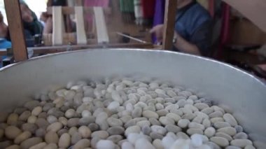 Istanbul, Türkiye - 13 Mayıs 2017: ham ipek elyaf Koza Istanbul, Türkiye'deki atölyesinde ayıklarken Tanımlanamayan kişi.