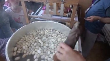 Istanbul, Türkiye - 13 Mayıs 2017: ham ipek elyaf Koza Istanbul, Türkiye'deki atölyesinde ayıklarken Tanımlanamayan kişi.