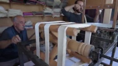 Istanbul, Türkiye - 13 Mayıs 2017: ham ipek elyaf Koza Istanbul, Türkiye'deki atölyesinde ayıklarken Tanımlanamayan kişi.