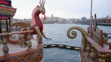 Istanbul, Türkiye - 22 Nisan 2017: Gün batımı görünümü Galata Kulesi arasında geleneksel balık restoranları Galata Köprüsü-balık Köprüsü ve Istanbul şehir manzaralı ve mavi deniz yüzen.