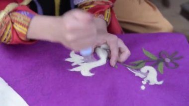 Istanbul, Türkiye - 13 Mayıs 2017: keçe bir atölyede çalışan kadın eller.