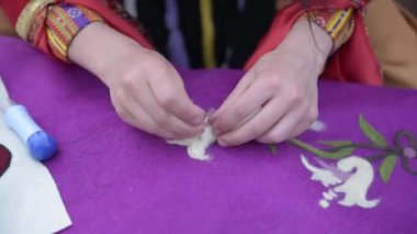 Istanbul, Türkiye - 13 Mayıs 2017: keçe bir atölyede çalışan kadın eller.