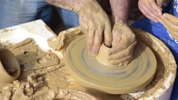 Mannen Potter Händer Gör Potts Den Keramik Hjul Lerkruka — Stockvideo